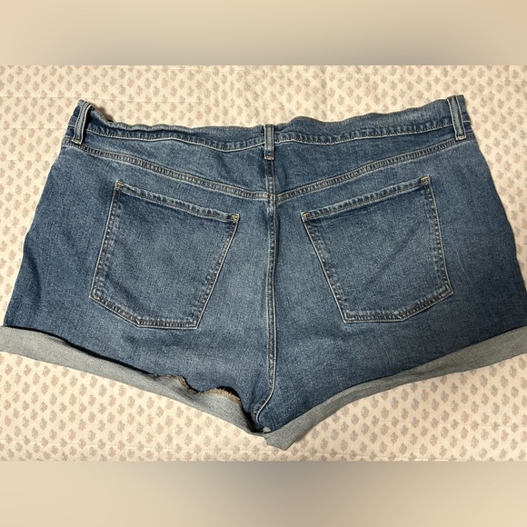 OLD NAVY PLUS SIZE SHORTS - Picture 3 of 3
